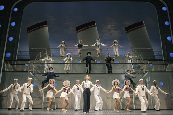 ANYTHING GOES: la sonrisa de una chica del coro