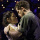 Eva Noblezada (Kim) y Alistair Brammer (Chris)